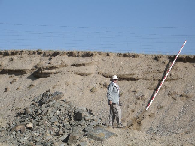 2006:09:07 21:29:13   NBeachRdg1 - large-scale low-angle crossbedding in sand and gravel.jpg